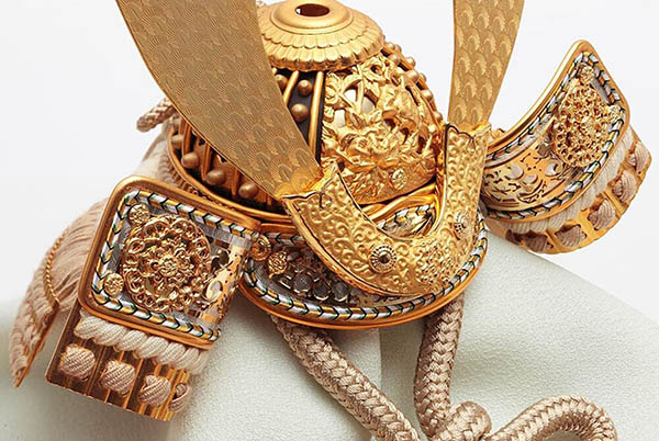 五月人形 久月 鈴木利光作 銘木 栃 兜 二引き 収納飾り 正絹 薄茶中白縅 久月監製 白木 木目 詳細画像 久月 五月人形 鈴木利光作 銘木 栃 兜 二引き 収納飾り 正絹 薄茶中白縅 久月監製 白木 木目 詳細画像