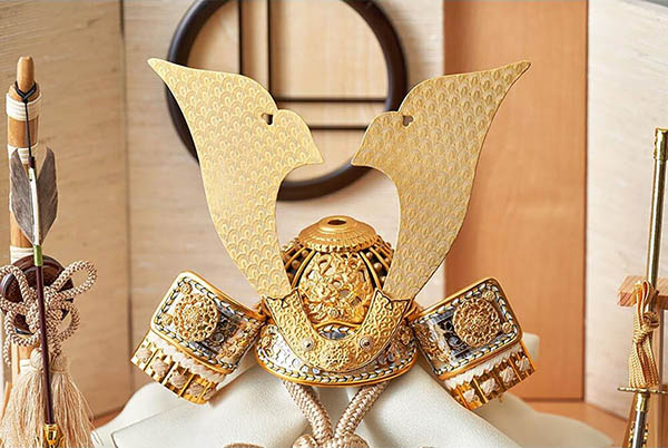 五月人形 久月 鈴木利光作 銘木 栃 兜 二引き 収納飾り 正絹 薄茶中白縅 久月監製 白木 木目 詳細画像 久月 五月人形 鈴木利光作 銘木 栃 兜 二引き 収納飾り 正絹 薄茶中白縅 久月監製 白木 木目 詳細画像