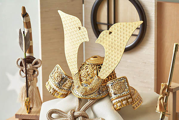 五月人形 久月 鈴木利光作 銘木 栃 兜 二引き 収納飾り 正絹 薄茶中白縅 久月監製 白木 木目 詳細画像 久月 五月人形 鈴木利光作 銘木 栃 兜 二引き 収納飾り 正絹 薄茶中白縅 久月監製 白木 木目 詳細画像