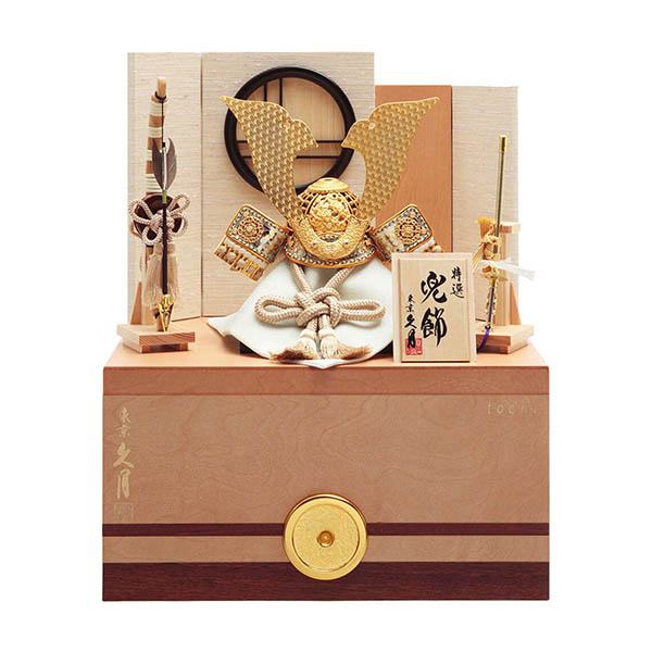 鈴木利光作 銘木 栃 兜 二引き 収納飾り 正絹 薄茶中白縅 久月監製 白木 木目 【D-42】