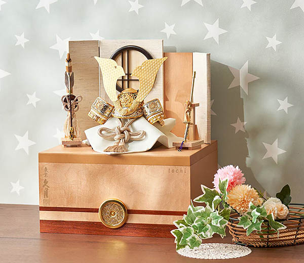 五月人形 久月 鈴木利光作 銘木 栃 兜 二引き 収納飾り 正絹 薄茶中白縅 久月監製 白木 木目 詳細画像 久月 五月人形 鈴木利光作 銘木 栃 兜 二引き 収納飾り 正絹 薄茶中白縅 久月監製 白木 木目 詳細画像