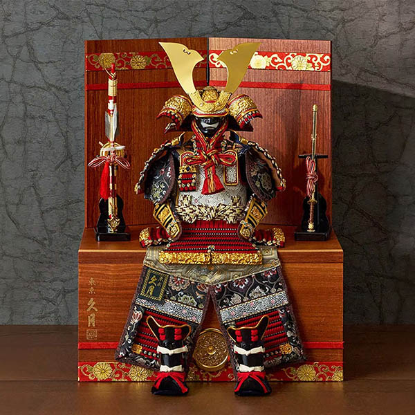 五月人形 久月 中村宗光作 銘木 花梨 鎧 二引き 収納飾り 正絹 紅雅茜縅 久月監製 木目 詳細画像 久月 五月人形 中村宗光作 銘木 花梨 鎧 二引き 収納飾り 正絹 紅雅茜縅 久月監製 木目 詳細画像