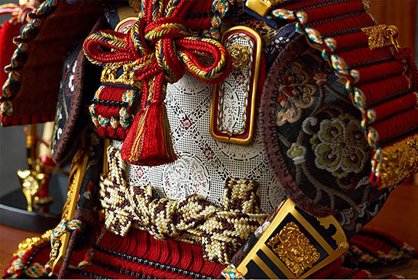 五月人形 久月 中村宗光作 銘木 花梨 鎧 二引き 収納飾り 正絹 紅雅茜縅 久月監製 木目 詳細画像 久月 五月人形 中村宗光作 銘木 花梨 鎧 二引き 収納飾り 正絹 紅雅茜縅 久月監製 木目 詳細画像