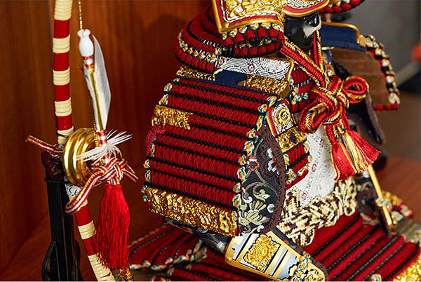 五月人形 久月 中村宗光作 銘木 花梨 鎧 二引き 収納飾り 正絹 紅雅茜縅 久月監製 木目 詳細画像 久月 五月人形 中村宗光作 銘木 花梨 鎧 二引き 収納飾り 正絹 紅雅茜縅 久月監製 木目 詳細画像