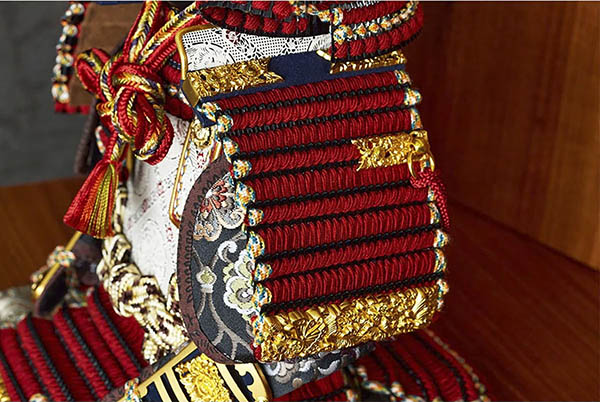 五月人形 久月 中村宗光作 銘木 花梨 鎧 二引き 収納飾り 正絹 紅雅茜縅 久月監製 木目 詳細画像 久月 五月人形 中村宗光作 銘木 花梨 鎧 二引き 収納飾り 正絹 紅雅茜縅 久月監製 木目 詳細画像