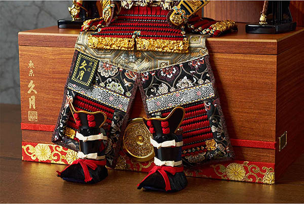 五月人形 久月 中村宗光作 銘木 花梨 鎧 二引き 収納飾り 正絹 紅雅茜縅 久月監製 木目 詳細画像 久月 五月人形 中村宗光作 銘木 花梨 鎧 二引き 収納飾り 正絹 紅雅茜縅 久月監製 木目 詳細画像