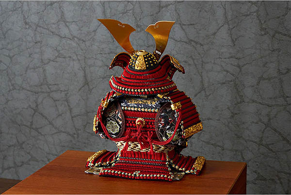 五月人形 久月 中村宗光作 銘木 花梨 鎧 二引き 収納飾り 正絹 紅雅茜縅 久月監製 木目 詳細画像 久月 五月人形 中村宗光作 銘木 花梨 鎧 二引き 収納飾り 正絹 紅雅茜縅 久月監製 木目 詳細画像