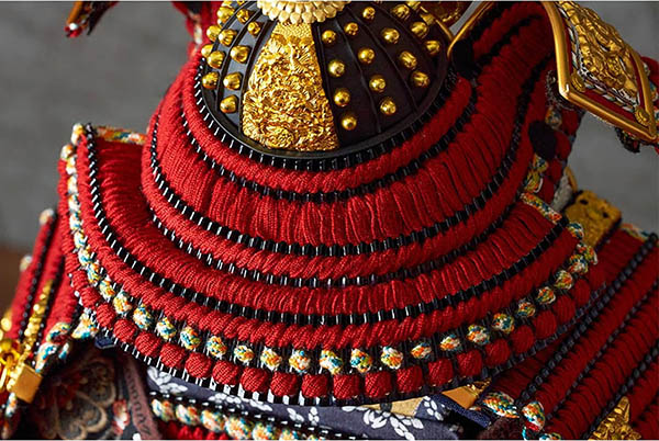 五月人形 久月 中村宗光作 銘木 花梨 鎧 二引き 収納飾り 正絹 紅雅茜縅 久月監製 木目 詳細画像 久月 五月人形 中村宗光作 銘木 花梨 鎧 二引き 収納飾り 正絹 紅雅茜縅 久月監製 木目 詳細画像