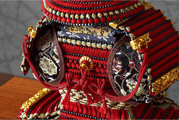 五月人形 久月 中村宗光作 銘木 花梨 鎧 二引き 収納飾り 正絹 紅雅茜縅 久月監製 木目 詳細画像 久月 五月人形 中村宗光作 銘木 花梨 鎧 二引き 収納飾り 正絹 紅雅茜縅 久月監製 木目 詳細画像