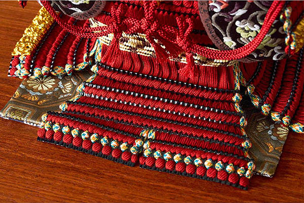 五月人形 久月 中村宗光作 銘木 花梨 鎧 二引き 収納飾り 正絹 紅雅茜縅 久月監製 木目 詳細画像 久月 五月人形 中村宗光作 銘木 花梨 鎧 二引き 収納飾り 正絹 紅雅茜縅 久月監製 木目 詳細画像