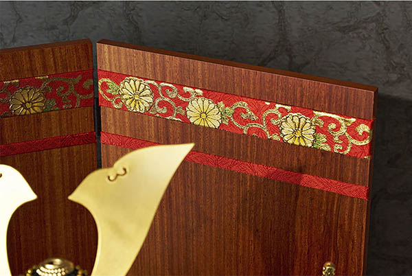 五月人形 久月 中村宗光作 銘木 花梨 鎧 二引き 収納飾り 正絹 紅雅茜縅 久月監製 木目 詳細画像 久月 五月人形 中村宗光作 銘木 花梨 鎧 二引き 収納飾り 正絹 紅雅茜縅 久月監製 木目 詳細画像