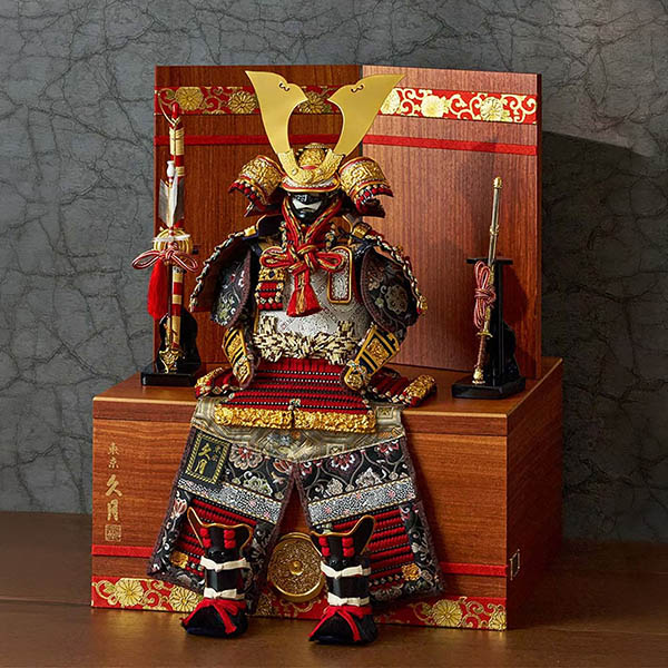 五月人形 久月 中村宗光作 銘木 花梨 鎧 二引き 収納飾り 正絹 紅雅茜縅 久月監製 木目 詳細画像 久月 五月人形 中村宗光作 銘木 花梨 鎧 二引き 収納飾り 正絹 紅雅茜縅 久月監製 木目 詳細画像