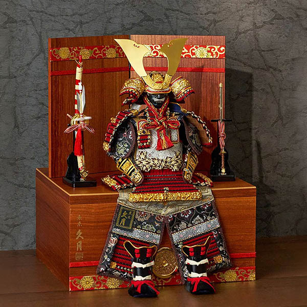 五月人形 久月 中村宗光作 銘木 花梨 鎧 二引き 収納飾り 正絹 紅雅茜縅 久月監製 木目 詳細画像 久月 五月人形 中村宗光作 銘木 花梨 鎧 二引き 収納飾り 正絹 紅雅茜縅 久月監製 木目 詳細画像