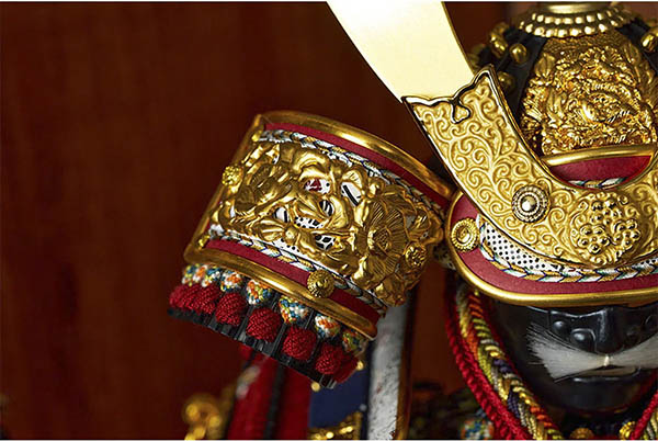 五月人形 久月 中村宗光作 銘木 花梨 鎧 二引き 収納飾り 正絹 紅雅茜縅 久月監製 木目 詳細画像 久月 五月人形 中村宗光作 銘木 花梨 鎧 二引き 収納飾り 正絹 紅雅茜縅 久月監製 木目 詳細画像