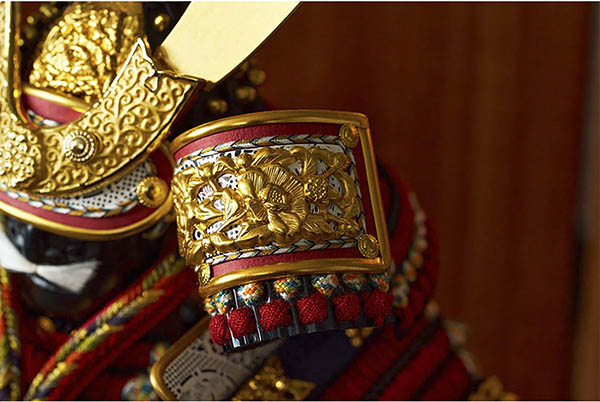 五月人形 久月 中村宗光作 銘木 花梨 鎧 二引き 収納飾り 正絹 紅雅茜縅 久月監製 木目 詳細画像 久月 五月人形 中村宗光作 銘木 花梨 鎧 二引き 収納飾り 正絹 紅雅茜縅 久月監製 木目 詳細画像