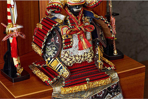 五月人形 久月 中村宗光作 銘木 花梨 鎧 二引き 収納飾り 正絹 紅雅茜縅 久月監製 木目 詳細画像 久月 五月人形 中村宗光作 銘木 花梨 鎧 二引き 収納飾り 正絹 紅雅茜縅 久月監製 木目 詳細画像