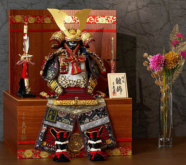 五月人形 久月 中村宗光作 銘木 花梨 鎧 二引き 収納飾り 正絹 紅雅茜縅 久月監製 木目 詳細画像 久月 五月人形 中村宗光作 銘木 花梨 鎧 二引き 収納飾り 正絹 紅雅茜縅 久月監製 木目 詳細画像