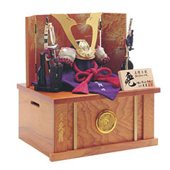 五月人形: 早乙女幸隆作 兜 収納飾り 正絹 萌黄縅 鎌倉時代 貼り合わせ小札 久月監製 収納箱 【D-79】