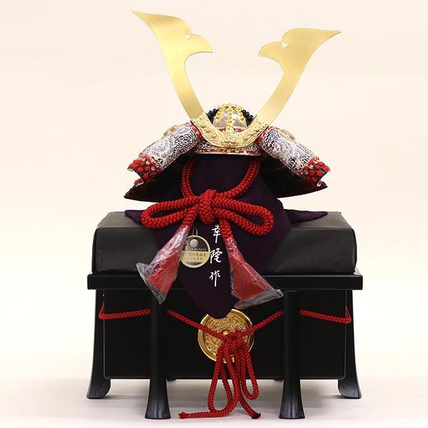 五月人形 久月 早乙女幸隆作 兜 平飾り 正絹 萌黄縅 鎌倉時代 貼り合わせ小札 久月監製 御所絵屏風 詳細画像 久月 五月人形 早乙女幸隆作 兜 平飾り 正絹 萌黄縅 鎌倉時代 貼り合わせ小札 久月監製 御所絵屏風 詳細画像