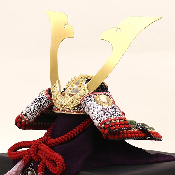 五月人形 久月 早乙女幸隆作 兜 平飾り 正絹 萌黄縅 鎌倉時代 貼り合わせ小札 久月監製 御所絵屏風 詳細画像 久月 五月人形 早乙女幸隆作 兜 平飾り 正絹 萌黄縅 鎌倉時代 貼り合わせ小札 久月監製 御所絵屏風 詳細画像