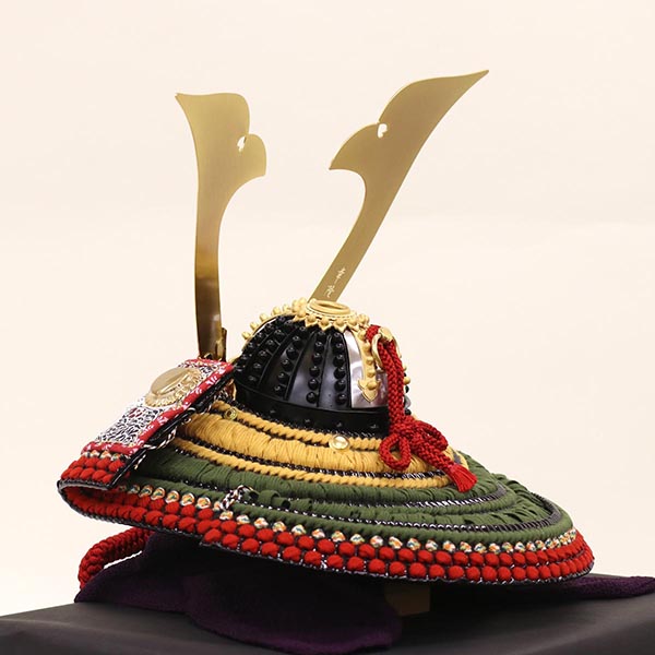 五月人形 久月 早乙女幸隆作 兜 平飾り 正絹 萌黄縅 鎌倉時代 貼り合わせ小札 久月監製 御所絵屏風 詳細画像 久月 五月人形 早乙女幸隆作 兜 平飾り 正絹 萌黄縅 鎌倉時代 貼り合わせ小札 久月監製 御所絵屏風 詳細画像