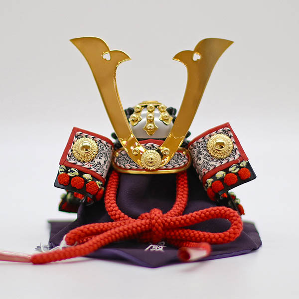 久月　 五月人形　加藤峻厳作 兜 平飾り 紅裾濃 張り合わせ小札 金黒円形衝立飾り台　詳細画像