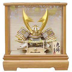 五月人形: 久月 兜 木目 白木 ガラスケース 取付ケース入り 【D-94】