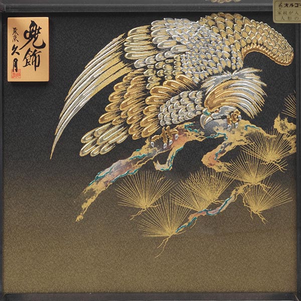 五月人形 久月 久月 兜 彫金黒塗り 手書き松鷹バック ガラスケース 取付ケース入り 詳細画像 久月 五月人形 久月 兜 彫金黒塗り 手書き松鷹バック ガラスケース 取付ケース入り 詳細画像