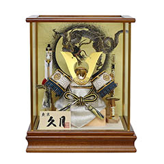 五月人形: 久月 兜飾り 取付ケース入り ガラスケース飾り