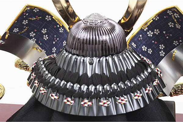 久月　 五月人形　久月 兜 黒赤ぼかし 金彩龍バック ガラスケース 取付ケース入り　詳細画像