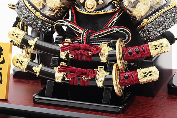 久月　 五月人形　久月 兜 黒赤ぼかし 金彩龍バック ガラスケース 取付ケース入り　詳細画像