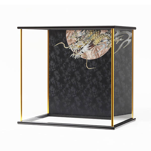 久月　 五月人形　久月 兜 黒赤ぼかし 金彩龍バック ガラスケース 取付ケース入り　詳細画像