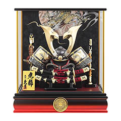 五月人形: 久月 兜 黒赤ぼかし 金彩龍バック ガラスケース 取付ケース入り 【D-100】