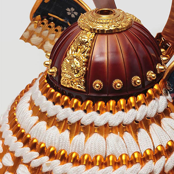 久月　 五月人形　久月 白糸縅 兜 円形 丸型 白木 木目 アクリルケース 取付ケース入り　詳細画像