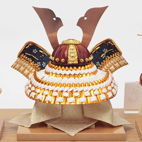 久月　 五月人形　久月 白糸縅 兜 円形 丸型 白木 木目 アクリルケース 取付ケース入り　詳細画像