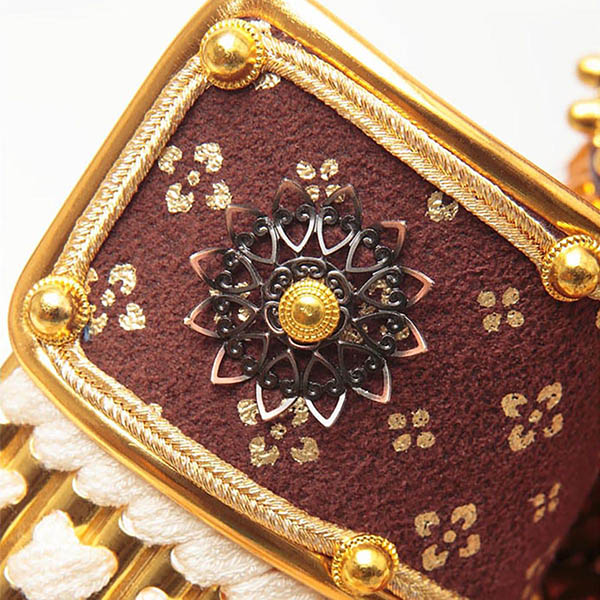 久月　 五月人形　久月 白糸縅 兜 円形 丸型 白木 木目 アクリルケース 取付ケース入り　詳細画像