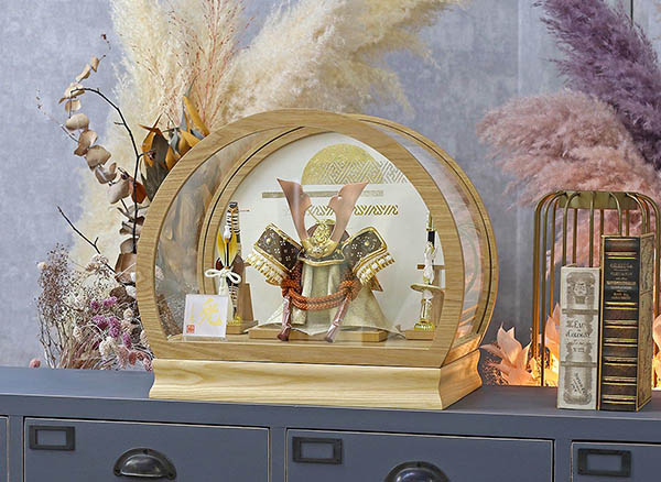 久月　 五月人形　久月 白糸縅 兜 円形 丸型 白木 木目 アクリルケース 取付ケース入り　詳細画像