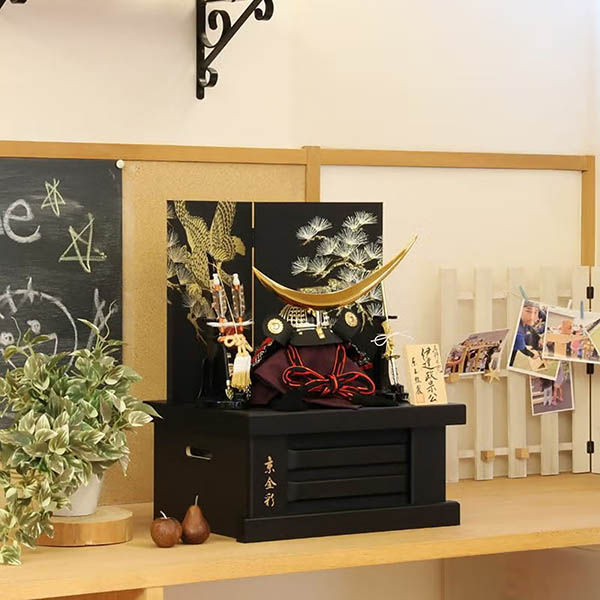 東玉　 五月人形　悠達 ゆうたつ 伊達政宗公 兜 京金彩 収納飾り　詳細画像