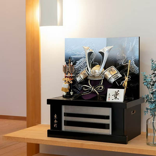 東玉　 五月人形　悠銀 ゆうぎん 兜 京金彩 収納飾り　詳細画像