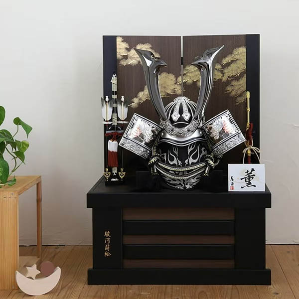 五月人形 東玉 銀盛龍彫金 木目 黒塗り 駿河蒔絵 収納箱 着用兜 収納飾り 詳細画像 東玉 五月人形 銀盛龍彫金 木目 黒塗り 駿河蒔絵 収納箱 着用兜 収納飾り 詳細画像