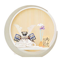 五月人形: 加藤峻成作 彩り 白糸縅 円形 三日月 飾り台 兜 平飾り