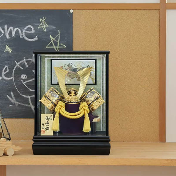 東玉　 五月人形　緋威兜 ガラスケース飾り　詳細画像