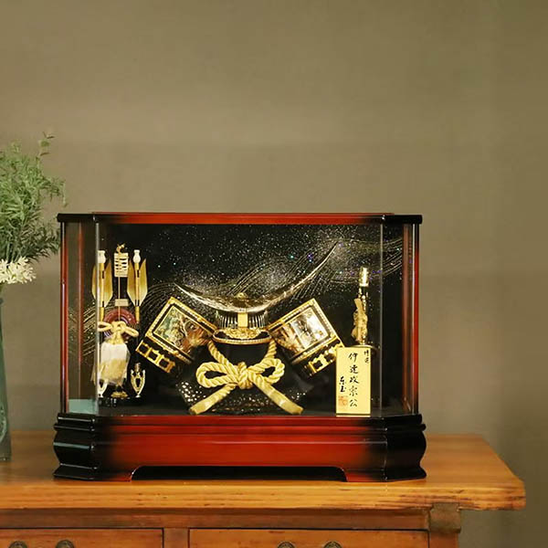 東玉　 五月人形　彫金伊達 LEDライト付き アクリルケース飾り　詳細画像