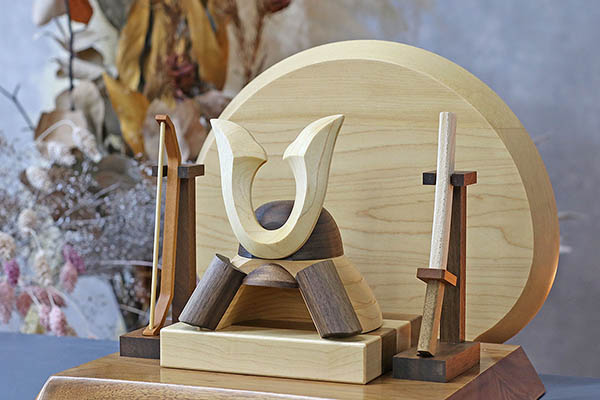 五月人形 WOODY 木製 無垢材の兜 muku (むく) 立体大鍬形 弓・太刀 高級木材使用台屏風セット 詳細画像 WOODY 五月人形 木製 無垢材の兜 muku (むく) 立体大鍬形 弓・太刀 高級木材使用台屏風セット 詳細画像