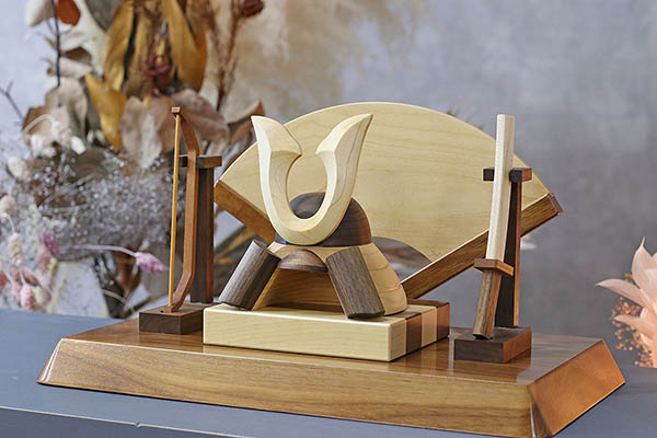 五月人形 WOODY 木製 無垢材の兜 muku (むく) 立体大鍬形 弓・太刀 高級木材使用 扇型屏風 飾り台セット 詳細画像 WOODY 五月人形 木製 無垢材の兜 muku (むく) 立体大鍬形 弓・太刀 高級木材使用 扇型屏風 飾り台セット 詳細画像