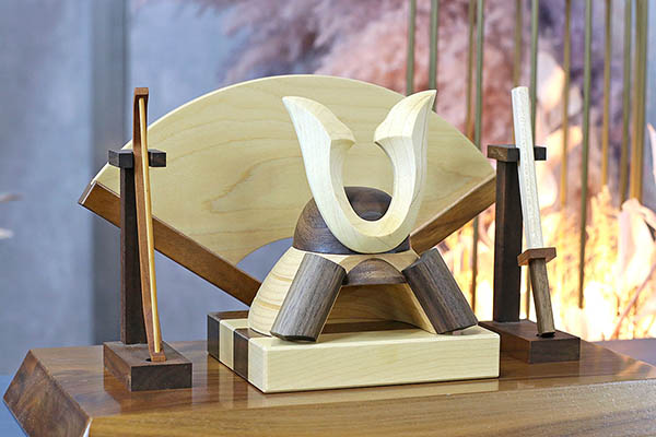 五月人形 WOODY 木製 無垢材の兜 muku (むく) 立体大鍬形 弓・太刀 高級木材使用 扇型屏風 飾り台セット 詳細画像 WOODY 五月人形 木製 無垢材の兜 muku (むく) 立体大鍬形 弓・太刀 高級木材使用 扇型屏風 飾り台セット 詳細画像