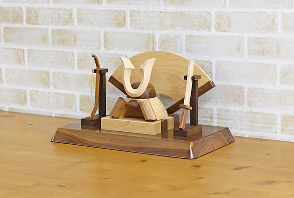 五月人形 WOODY 木製 無垢材の兜 muku (むく) 立体大鍬形 弓・太刀 高級木材使用 扇型屏風 飾り台セット 詳細画像 WOODY 五月人形 木製 無垢材の兜 muku (むく) 立体大鍬形 弓・太刀 高級木材使用 扇型屏風 飾り台セット 詳細画像