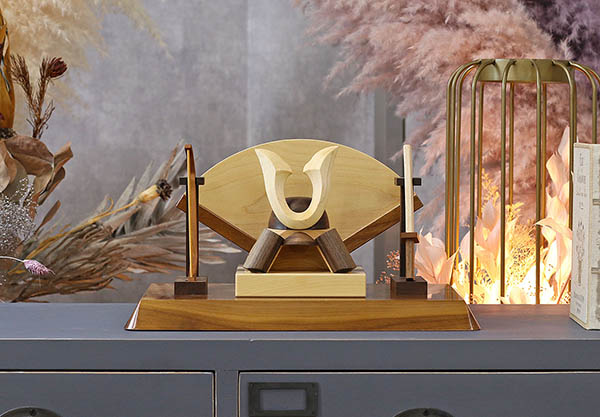 五月人形 WOODY 木製 無垢材の兜 muku (むく) 立体大鍬形 弓・太刀 高級木材使用 扇型屏風 飾り台セット 詳細画像 WOODY 五月人形 木製 無垢材の兜 muku (むく) 立体大鍬形 弓・太刀 高級木材使用 扇型屏風 飾り台セット 詳細画像