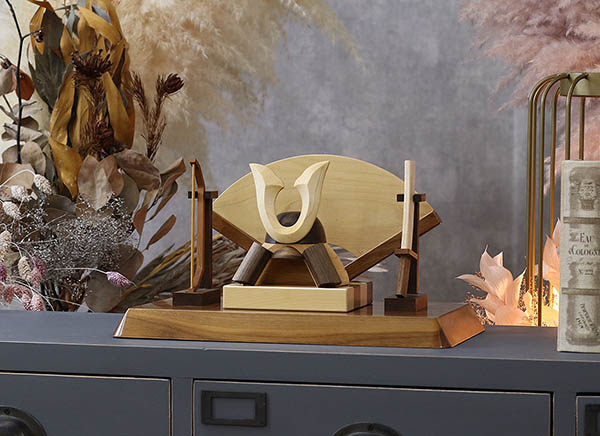 五月人形 WOODY 木製 無垢材の兜 muku (むく) 立体大鍬形 弓・太刀 高級木材使用 扇型屏風 飾り台セット 詳細画像 WOODY 五月人形 木製 無垢材の兜 muku (むく) 立体大鍬形 弓・太刀 高級木材使用 扇型屏風 飾り台セット 詳細画像