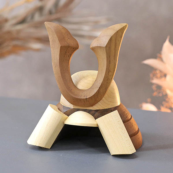 WOODY　 五月人形　木製 無垢材の兜 muku （むく） 立体大鍬形 弓・太刀 高級木材使用台屏風セット　詳細画像